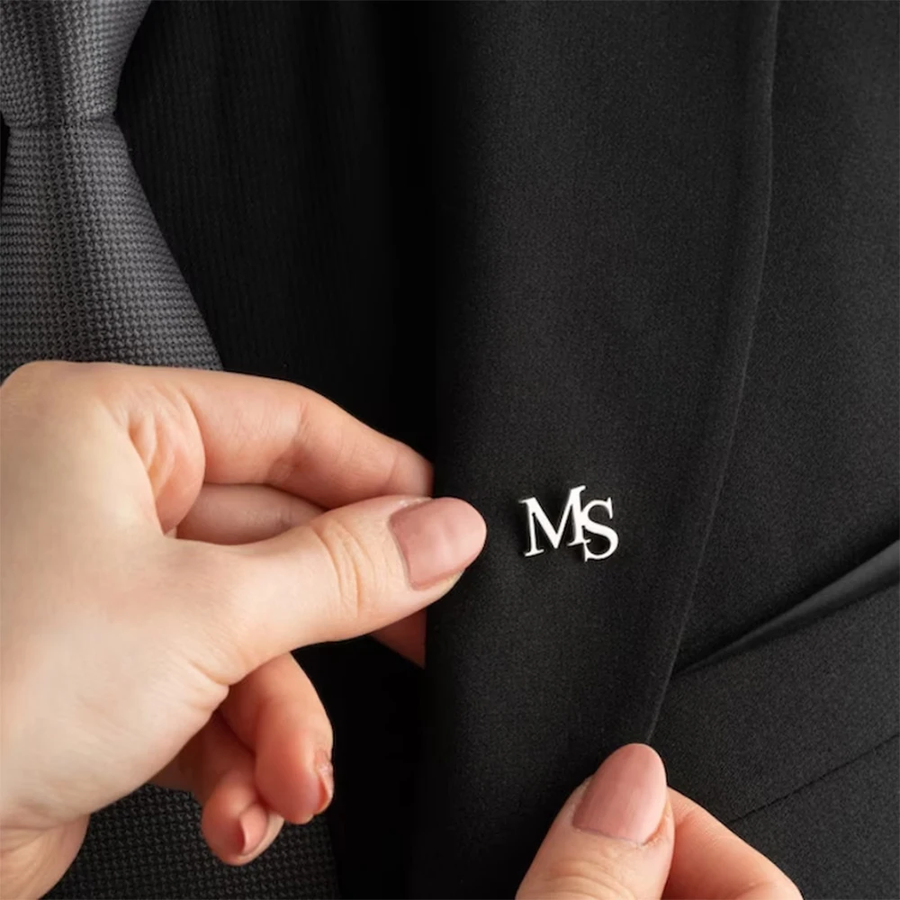 Embroidery Names - Spille iniziali personalizzate per donna Spilla